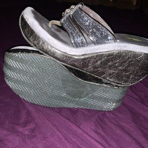 Volatile-wedge sandals Size 9